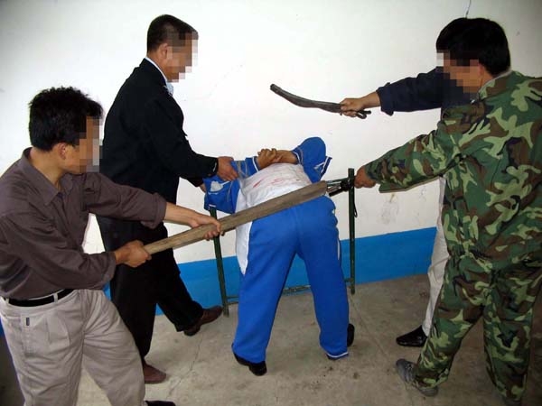中共酷刑演示:毒打。(明慧网)