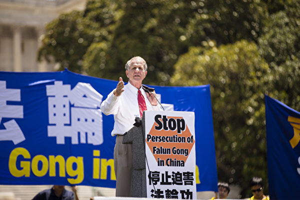 德克薩斯州國會眾議員特德‧坡(Ted Poe)表示,江澤民應該被送上審判台。(愛德華/大紀元) 德克薩斯州國會眾議員特德‧坡(Ted Poe)表示,江澤民應該被送上審判台。(愛德華/大紀元)