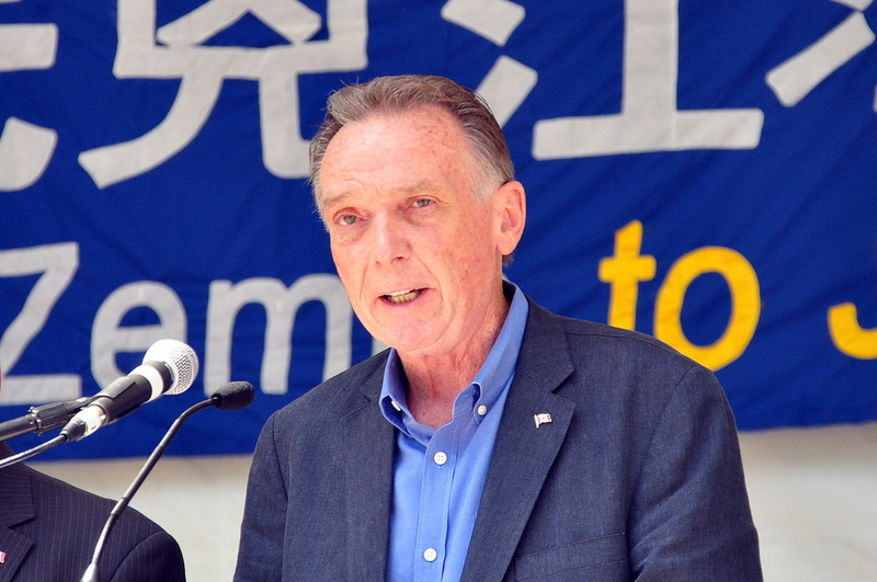加拿大国会议员Peter Kent出席多伦多7月18日的声援告江集会。他表示告江潮令人鼓舞,期望中国法院聆讯告江案并作出基于事实的判决。(周行/大纪元)
