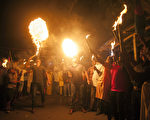 孟加拉和印度政府7月31日午夜进行历史性飞地领土交换，欢欣鼓舞的群众8月1日庆祝领土争议终于落幕。（SUVRA KANTI DAS/AFP）