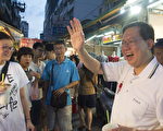 郑文灿挥汗推销桃园三大夜市
