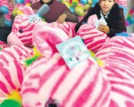 中國產品在德國玩具市場上占據著主導地位，圖為中國連雲港一家玩具廠。（STR/AFP/Getty Images）