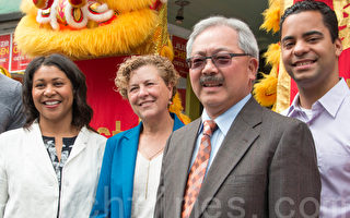 8月1日，旧金山第三区市议员冀芷欣（左二）竞选办公室在华埠开张，市长李孟贤（右二）和市议长布雷迪（左一）到场祝贺。（李兰／大纪元）