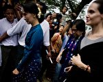 2015年8月1日，安吉丽娜．朱莉在缅甸反对派领袖昂山素季陪同下，与仰光一家饭店的女工见面。(Ye Aung Thu/AFP/Getty Images)