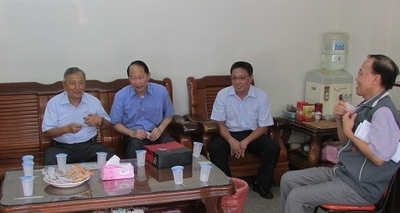 國軍退除役官兵輔導委員會主任委員董翔龍(左2)由榮服處處長董順(右)及相關處主管陪同下拜會城隍廟董事長葉源助(左)。(嘉義榮服處提供) 國軍退除役官兵輔導委員會主任委員董翔龍(左2)由榮服處處長董順(右)及相關處主管陪同下拜會城隍廟董事長葉源助(左)。(嘉義榮服處提供)