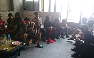 苗栗警方4日在頭份鎮一處工寮查獲20名印尼籍逃逸外勞，警方發現簡陋工寮僅有3個房間，卻住9女、11男，環境雜亂擁擠，生活條件惡劣，將追究余姓僱主相關罰則。（警方提供）