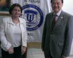 為強化與巴拿馬高等教育機構交流，中華民國駐巴拿馬大使周麟於當地時間5日下午前往巴拿馬拉丁大學（ULATINA），拜會校長戴克瑞斯波。（駐巴拿馬大使館提供）