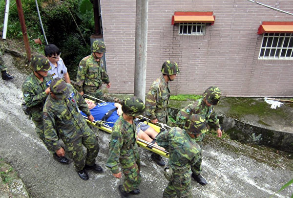 台风苏迪勒来袭,嘉义县预防性撤离低洼地区26位民众,其中1人脚伤行动不便,加上住处低洼,7日由员警、国军联手以担架搬运至安置地点。(警方提供) 台风苏迪勒来袭,嘉义县预防性撤离低洼地区26位民众,其中1人脚伤行动不便,加上住处低洼,7日由员警、国军联手以担架搬运至安置地点。(警方提供)