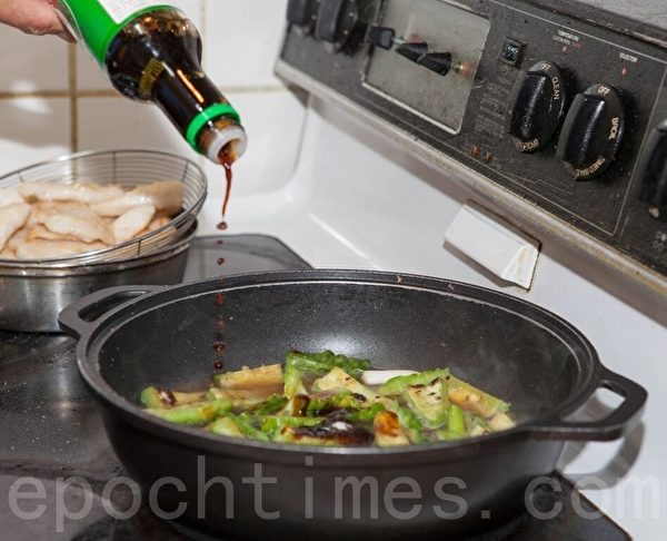 (許心如/大紀元) 【梁廚美食】涼瓜豆腐泡煮魚