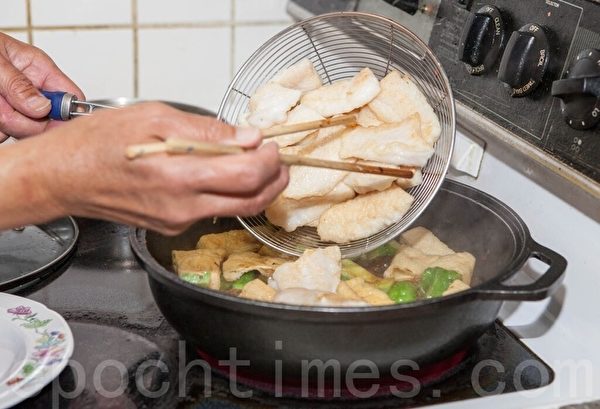 (許心如/大紀元) 【梁廚美食】涼瓜豆腐泡煮魚