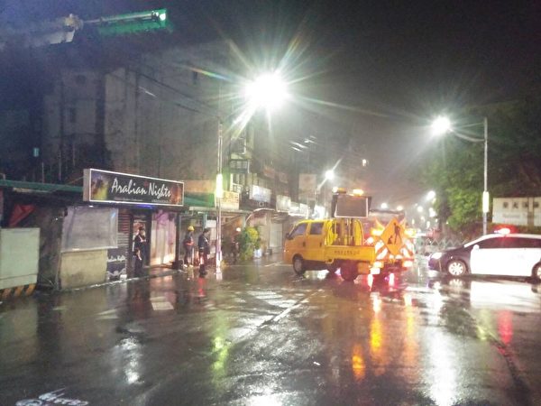 台风苏迪罗发飙,基隆市风大、雨大,北宁路7日深夜起,至8日上午9时,实施预防性的封闭道路(图),避免落石与淹水灾情,危及驾驶安全。(基隆市府提供) 台风苏迪罗发飙,基隆市风大、雨大,北宁路7日深夜起,至8日上午9时,实施预防性的封闭道路(图),避免落石与淹水灾情,危及驾驶安全。(基隆市府提供)