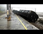 蘇迪羅強風侵襲，臺鐵貨車遭吹翻。（臺鐵提供）
