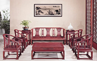 雅致的皇宫椅适合客厅使用，由酸枝木所制作，散热性好还有提神的清香味道。（圣荷西红木家具提供）