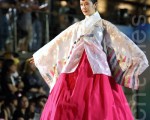 韩国东大门“水上韩服秀”再现传统之美