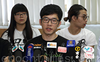 香港专上学生联会秘书长罗冠聪（中）表示，雨伞运动的形成及抗争强度都是始料未及，因为这是港政府的愚蠢、错误政策以及历史偶然所造就的一场运动。（蔡雯文／大纪元）