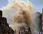 2015年8月8日，浙江省溫嶺市，受今年第13號颱風「蘇迪羅」(Soudelor)的影響，浙江溫嶺市石塘鎮三岙村海域掀起巨浪。(STR/AFP/Getty Images)