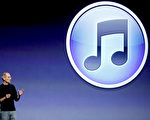 2010年，蘋果已故總裁喬布斯在新款iPod的發布會上發言。iPod將MP3發揮到極致。（Ryan Anson/AFP/Getty Images）