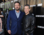 2015年8月10日晚，马特．达蒙（Matt Damon）和本．阿弗莱克（Ben Affleck）为真人秀节目《绿灯计划》（Project Greenlight）在洛杉矶宣传造势。(Angela Weiss/Getty Images)