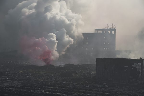 8月13日,天津爆炸现场(STR/AFP/Getty Images) 8月13日,天津爆炸现场(STR/AFP/Getty Images)