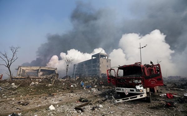 8月13日,天津爆炸现场,损坏的消防车(STR/AFP/Getty Images) 8月13日,天津爆炸现场,损坏的消防车(STR/AFP/Getty Images)