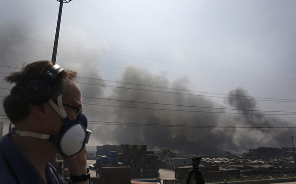 8月12日,天津爆炸现场(ChinaFotoPress/Getty Images) 8月12日,天津爆炸现场(ChinaFotoPress/Getty Images)