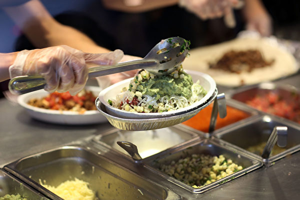 2015年4月27日，美國快餐連鎖店Chipotle宣布即日起停用轉基因食材。(Joe Raedle/Getty Images)