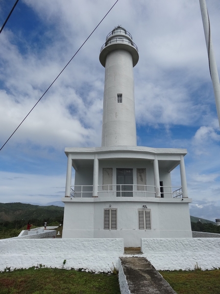 綠島燈塔，白色的建築聳立在碧海藍天之中。（瓊慧／大紀元）