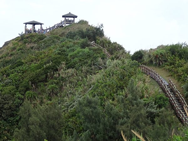 小長城石階步道長約400公尺，沿著階道登上景觀台，視野絕佳。（瓊慧／大紀元）