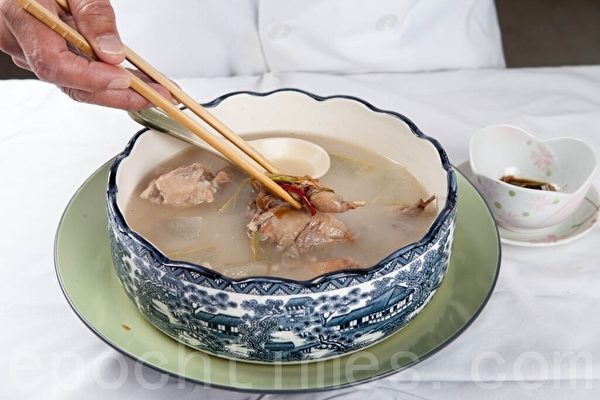 (許心如/大紀元) 【梁廚美食】冬瓜雲苓鵪鶉湯