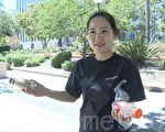 苗必達居民陳因露向記者展示她帶來的氣味瓶，一個裝的是自家廚餘的氣味，一個是垃圾場堆肥的氣味。（林驍然／大紀元）