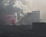 2015年8月13日，天津濱海倉庫爆炸現場濃煙密布。(GREG BAKER/AFP/Getty Images)
