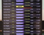 美国于2015年8月15日因飞航控制中心的电脑故障，造成东北各主要机场约400个班次的飞机起降延误或取消。本图为巴尔的摩－华盛顿国际机场，在当天取消的班机讯息看板。(Rob Carr/Getty Images)