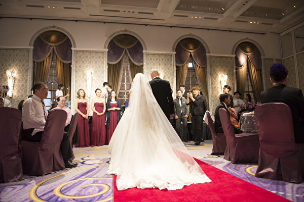 黄美珍与张瑞哲走进婚宴红毯上。（彩虹天堂提供）
