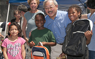 8月15日，开学日前旧金山平园居住的孩子获得了市长李孟贤赠送的新书包，喜不自禁。（周凤临／大纪元）
