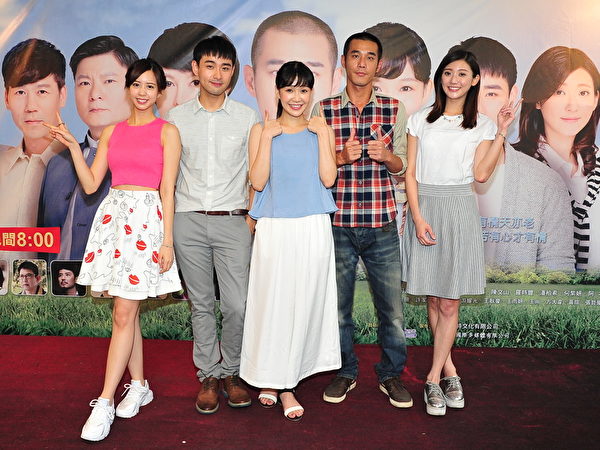 (左起)何紫妍、潘柏希、李佳豫、黃騰浩、林逸欣出席該劇掃街造勢活動。(台視提供) (左起)何紫妍、潘柏希、李佳豫、黃騰浩、林逸欣出席該劇掃街造勢活動。(台視提供)