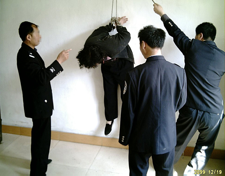 酷刑演示:背拷吊挂(明慧网)