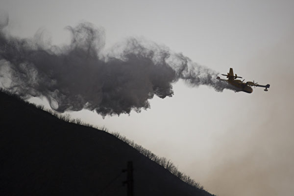 空中灭火。(David McNew/Getty Images) 空中灭火。(David McNew/Getty Images)