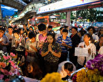 民众悼念曼谷爆炸案的死者。曼谷当地时间17日晚约7时，位于曼谷市区的四面佛庙（Erawan shrine）前突然发生大爆炸。泰国总理巴育说，这是泰国史上最严重的攻击。  (Nicolas Axelrod/Getty Images)