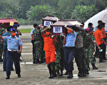 印尼客机坠毁 首批遗体运出失事地点