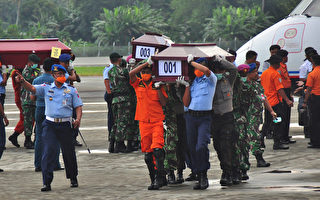印尼客机坠毁 首批遗体运出失事地点