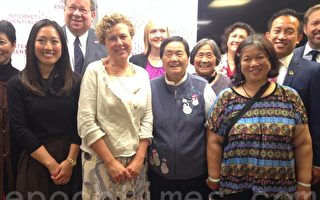 市议员冀芷欣（前左二）宣布启动低收入老人上网计划。市议员汤凯蒂（前左一）和州众议员邱信福（右二）也来祝贺。（李兰／大纪元）