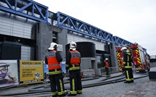 巴黎科學博物館大火 逾百名消防員應戰