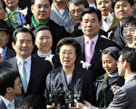 韩国最高法院20日驳回上诉维持原判，韩明淑（中）将面临2年有期徒刑。（AFP/JUNG YEON-JE）