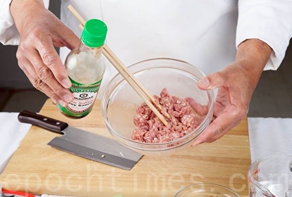 (許心如/大紀元) 【梁廚美食】冬菜肉碎燜白豆角