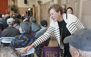 8月22日，旧金山第三区市议员、本次选举市议员候选人冀芷欣在与“住客之友”成员握手。（周凤临／大纪元）