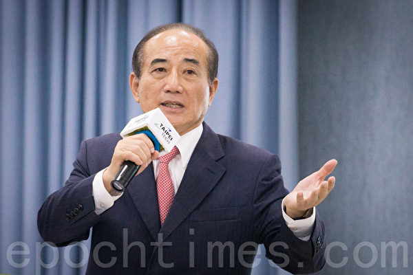 立法院長王金平說,股災慘烈讓民眾憂心忡忡,立法院不排除提早開議,透過平台跟行政部門達成共識。(陳柏州/大紀元) 立法院長王金平說,股災慘烈讓民眾憂心忡忡,立法院不排除提早開議,透過平台跟行政部門達成共識。(陳柏州/大紀元)