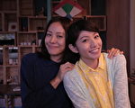 电影《百日告别》林嘉欣（左）、李千娜姊妹情深。（原子印象提供）