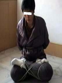 酷刑演示:兩腿雙盤用繩子捆綁 酷刑演示:兩腿雙盤用繩子捆綁