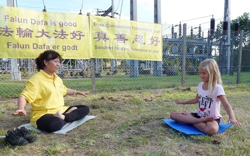 法輪功學員在丹麥文化大聚會上傳播法輪功的美好,學功者絡繹不絕。(明慧網) 法輪功學員在丹麥文化大聚會上傳播法輪功的美好,學功者絡繹不絕。(明慧網)