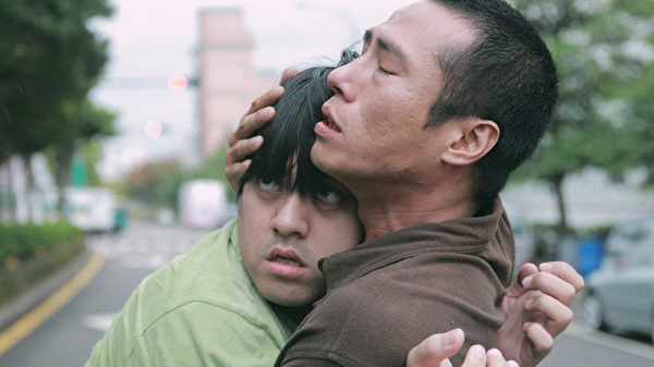 庄凯勋(右)演出《出游》男主角“阿超”,照顾自闭症弟弟。(公视提供) 庄凯勋(右)演出《出游》男主角“阿超”,照顾自闭症弟弟。(公视提供)